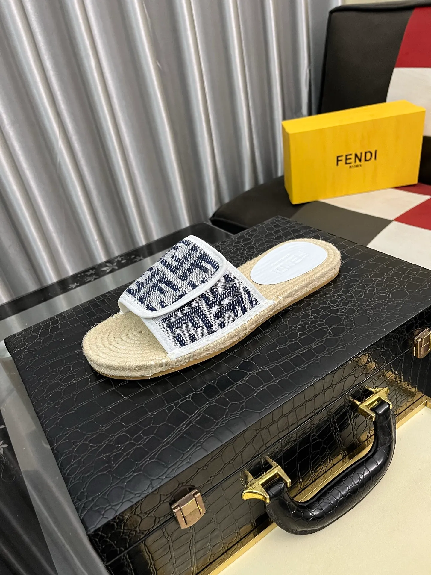 Men's shoes💰320⌚️⌚️[FENDI~Fendi slippers] High-end men's shoes brand official website 1:1 latest masterpiece: original mold customization, fabrics made of imported original materials, upgraded outsole, lighter, top quality in the market, simple and tasteful, a must-have for fashionistas, fashion is at your feet, full of confidence, the same style at the counter👍The season of summer slippers is here. Yardage: 38-44. Can be customized45.46.47